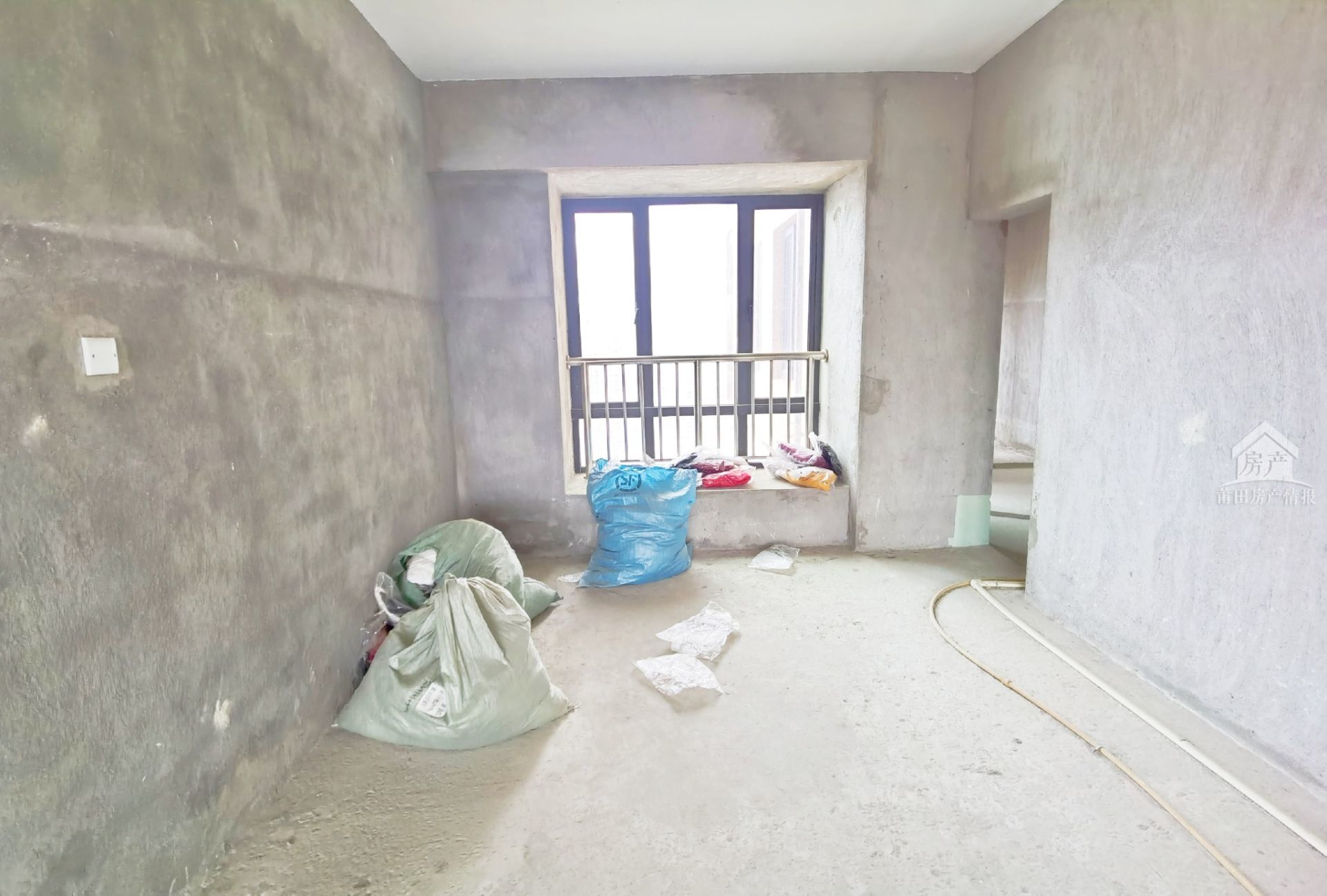 皇庭骏景 高层南北通透毛坯5房 建筑面积约191.9平总价383万